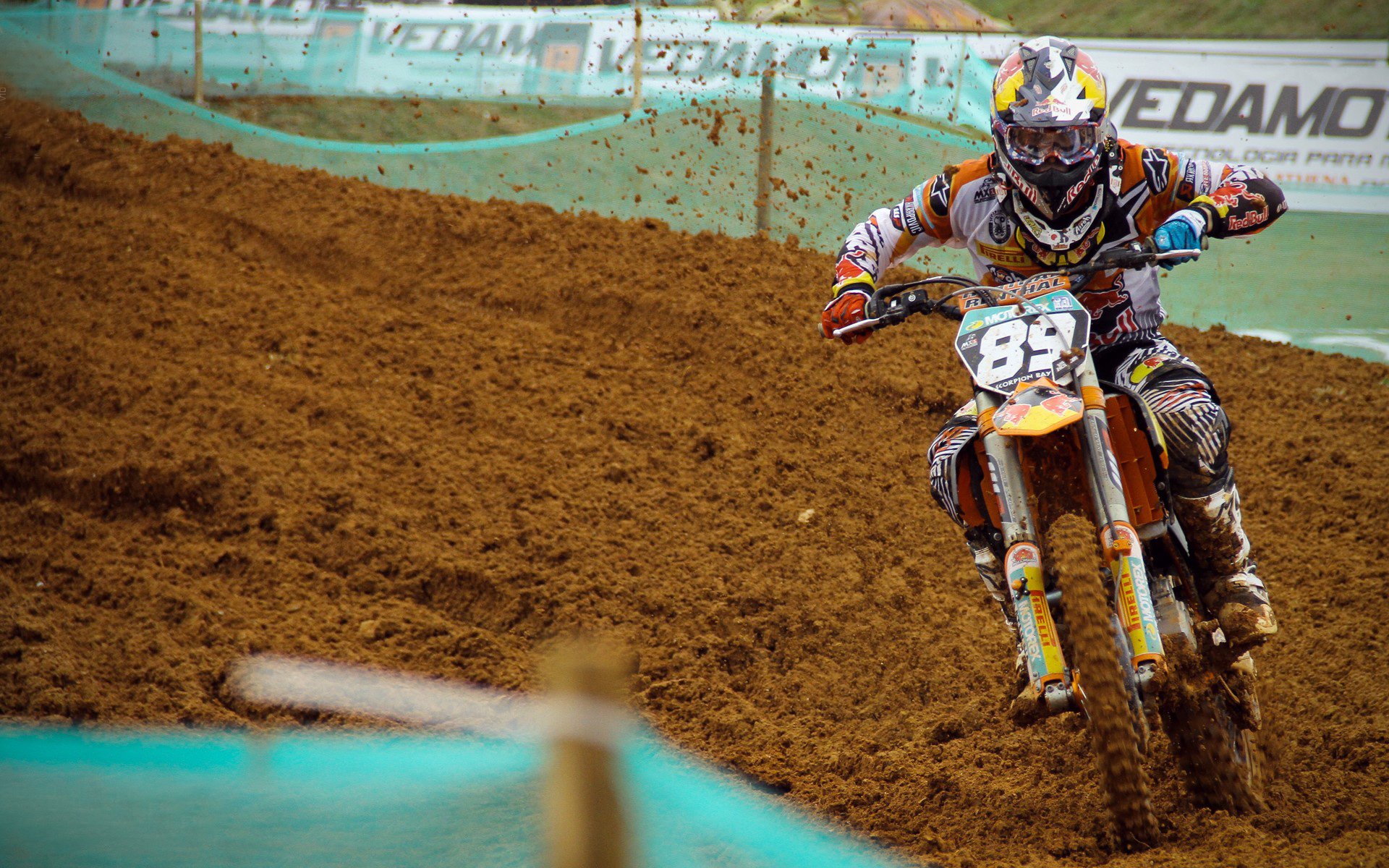 球队在训练营中通过技术分解提高球员表现，球队怎么训练